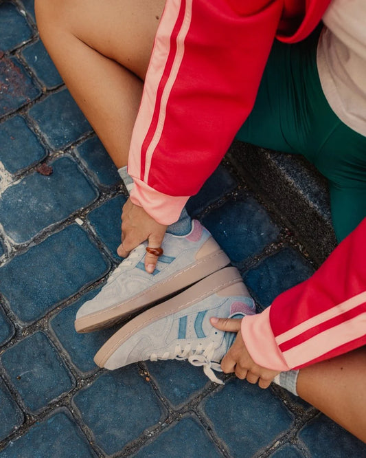 Zapatillas Coolway Goal Soft Grey mujer serraje con cordones intercambiables y logo lateral dorado