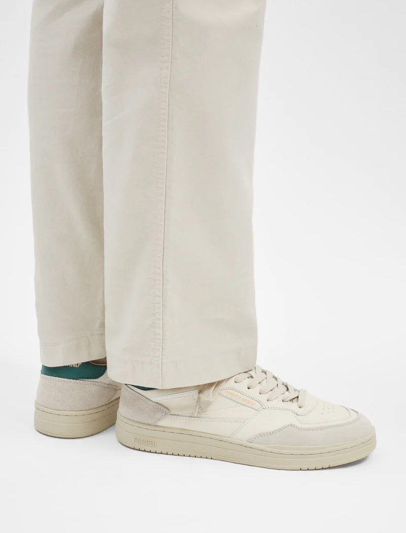 Zapatillas Elan Leather Ecru Pine de Pompeii para hombre en color crudo con detalle verde y diseño sneaker vintage.
