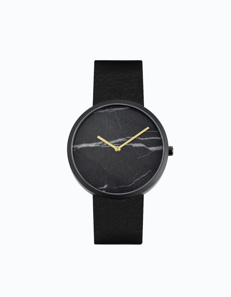 Reloj Midnight City de Maven con esfera de mármol negro genuino, caja de acero inoxidable y correa de cuero negro.