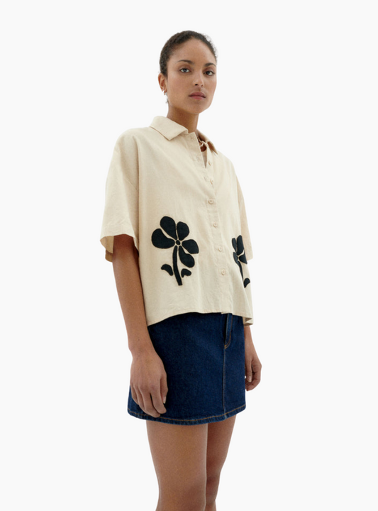Blusa Patched Anna Marygold de Thinking Mu en algodón orgánico con flores bordadas y corte oversized