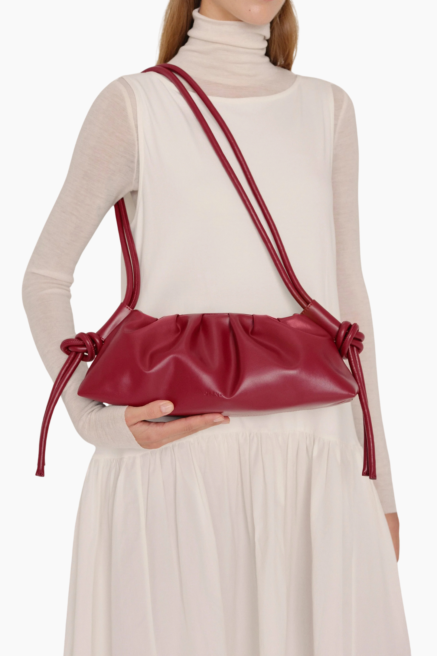 Bolso rojo Dumpling de Ölend llevado al hombro con diseño fruncido y correa ajustable