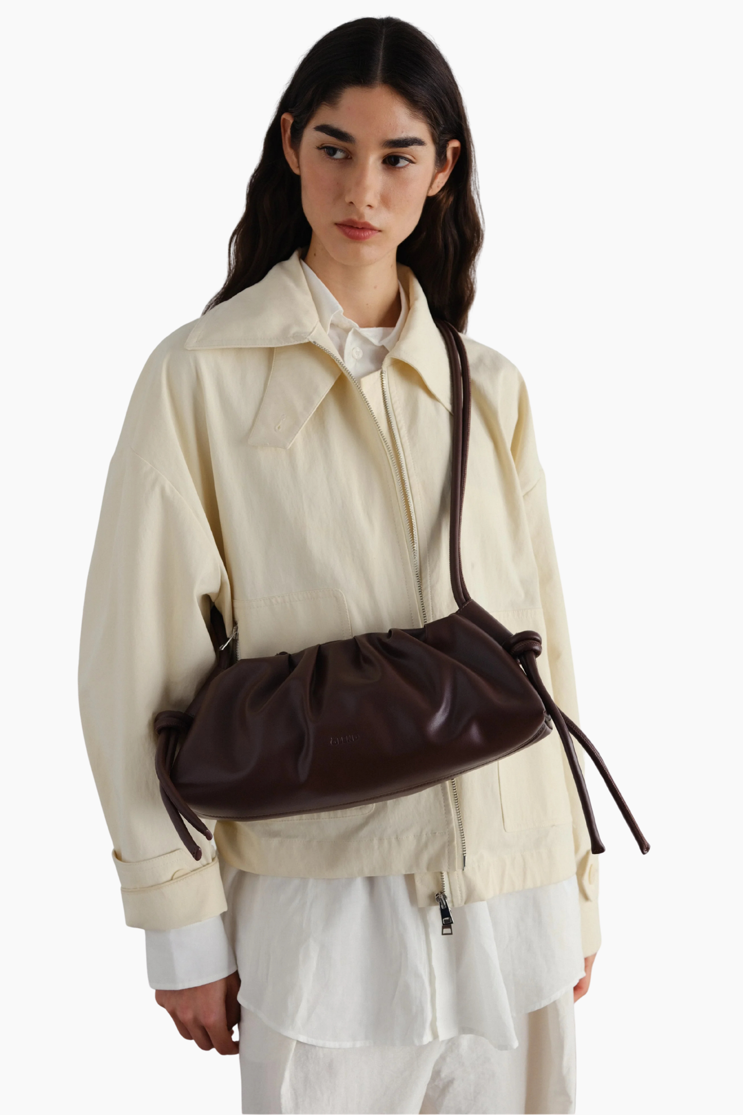 Bolso Dumpling Chocolate de Ölend para mujer con correa ajustable y diseño minimalista