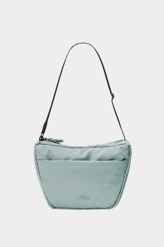 Bolso Ucon Acrobatics Adam Half-Moon Mini Pine Green acolchado, con correa ajustable y capacidad de 5 litros