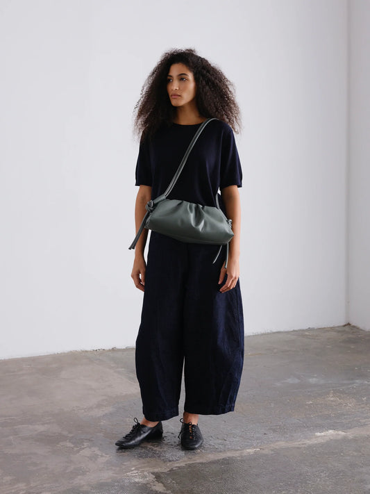 Bolso Dumpling Teal de Ölend para mujer con correa ajustable y diseño minimalista en verde petróleo