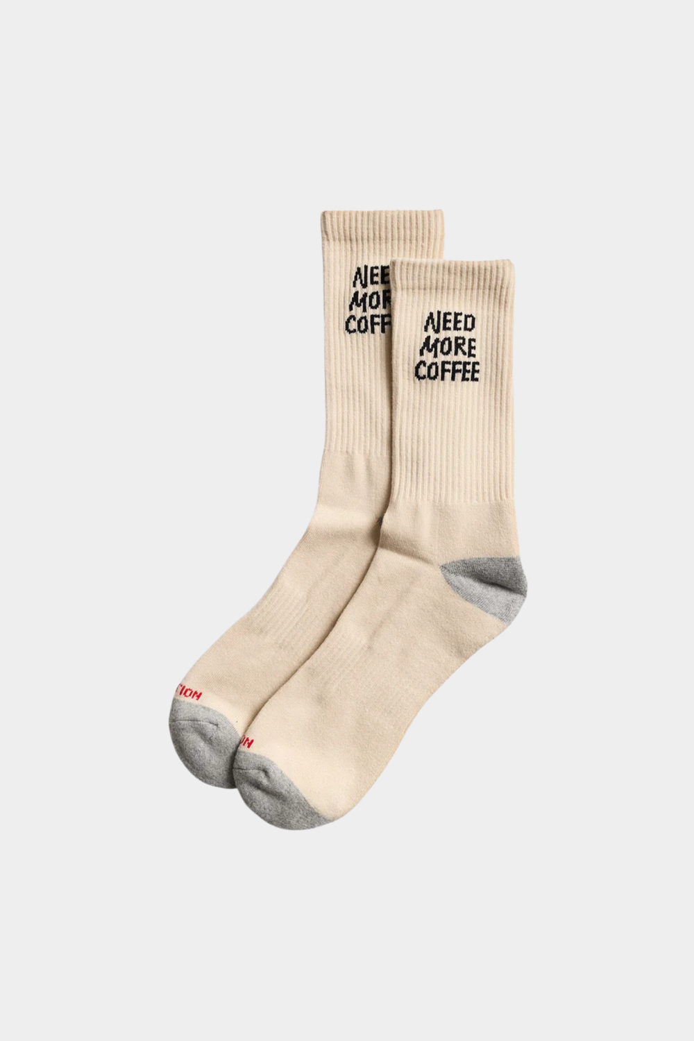 Calcetines Revolution Need More Coffee Offwhite con mensaje jacquard negro, puño de canalé y puntera gris