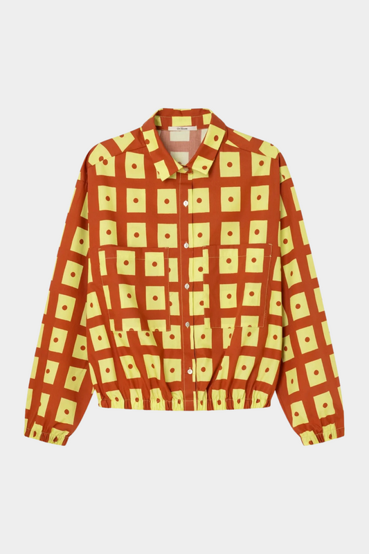 Camisa estampada Bingo de Dr Bloom puesta en mujer con manga ligeramente abullonada y maxi bolsillos frontales