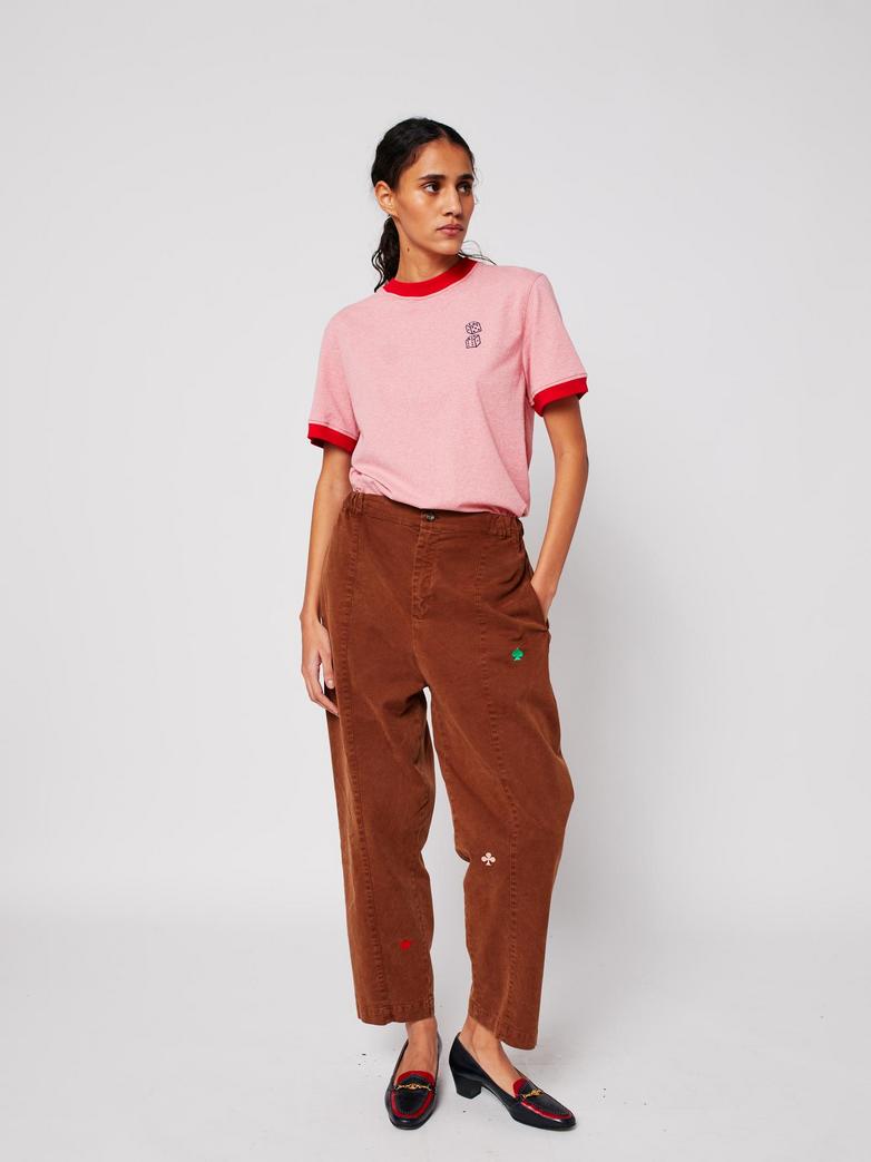 Camiseta Bobo Choses Roll The Dice rosa con cuello rojo y dados bordados