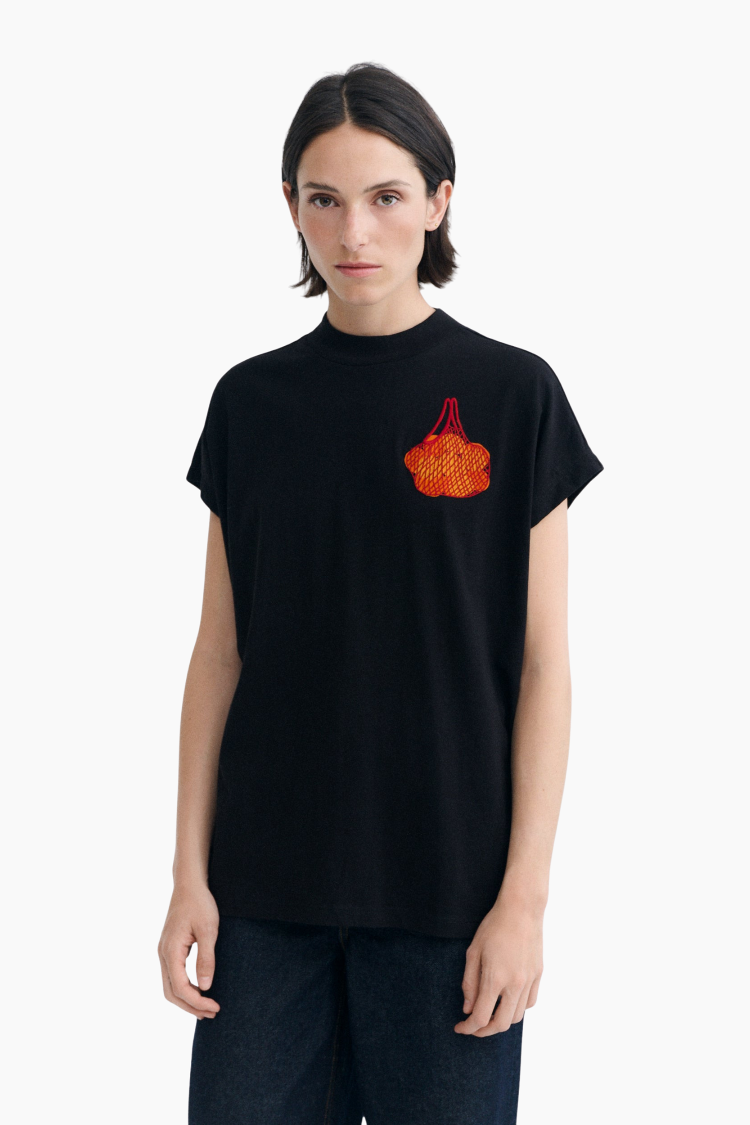 Camiseta bordada Mandarinas Volta de Thinking Mu en negro de algodón orgánico con patch bordado de mandarinas en el pecho