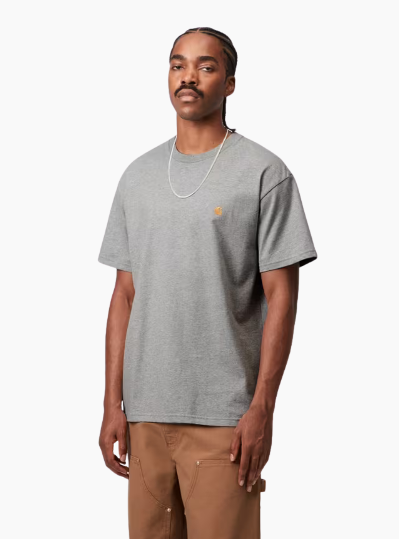 Camiseta Carhartt WIP Chase Grey Heather Gold 100% algodón 235 g/m² con logo bordado en el pecho