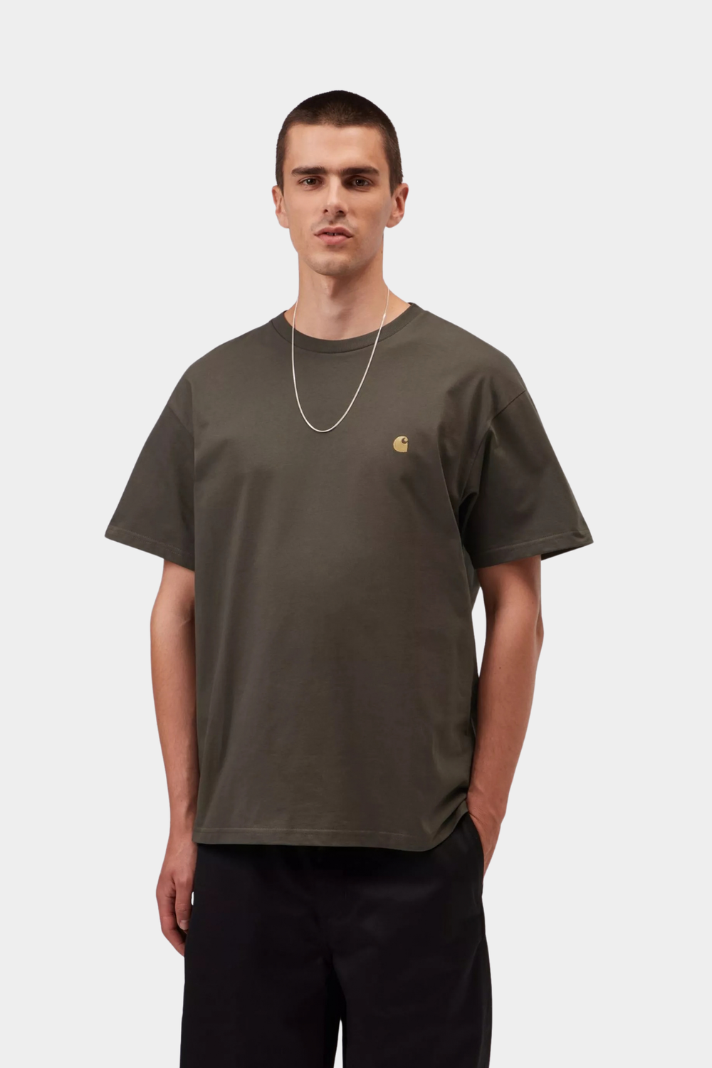 Camiseta Carhartt WIP S/S Chase Shungite para hombre, en tono oscuro con corte holgado y logo C dorado bordado