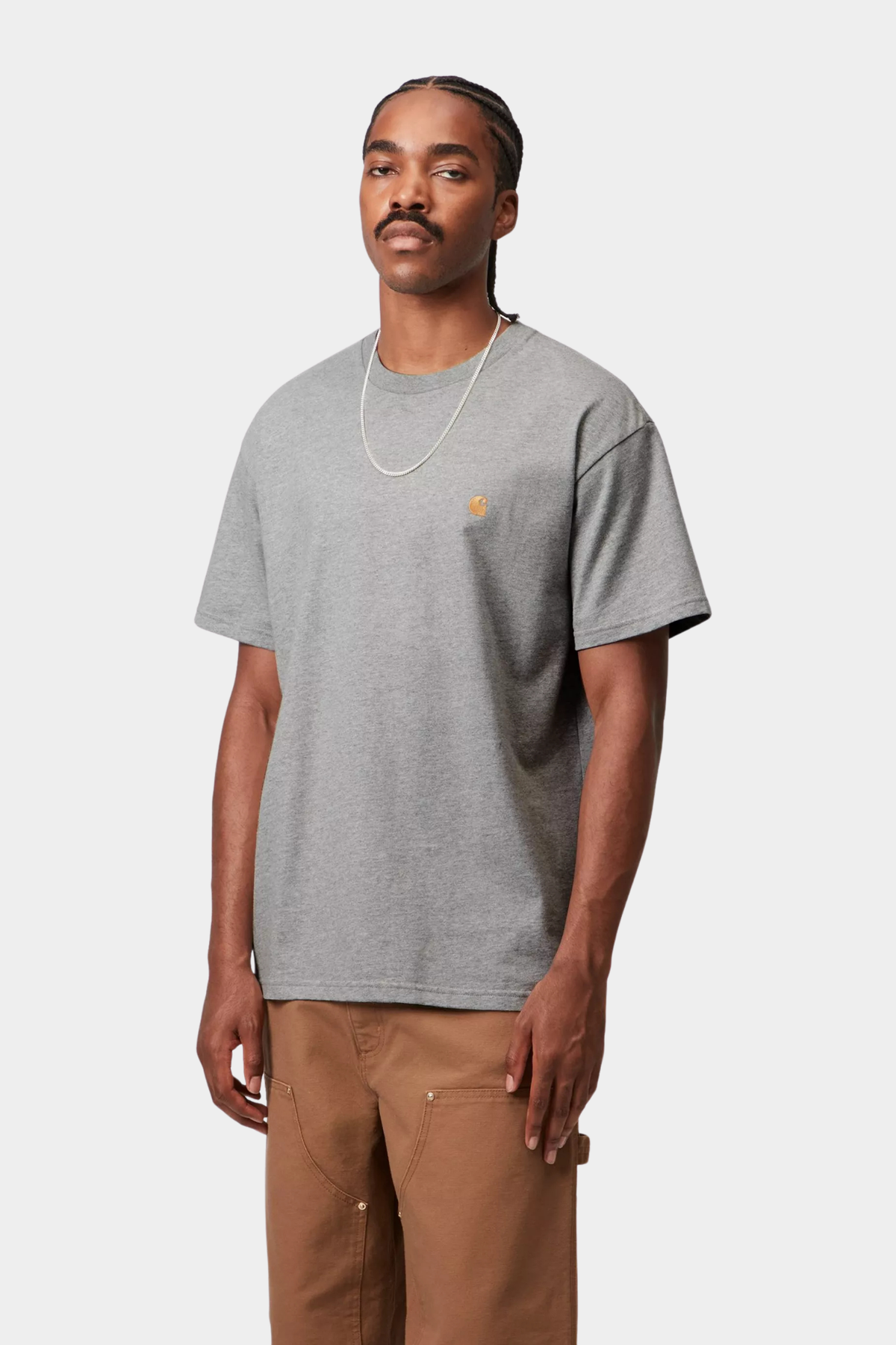 Camiseta Carhartt WIP Chase Grey Heather Gold 100% algodón 235 g/m² con logo bordado en el pecho