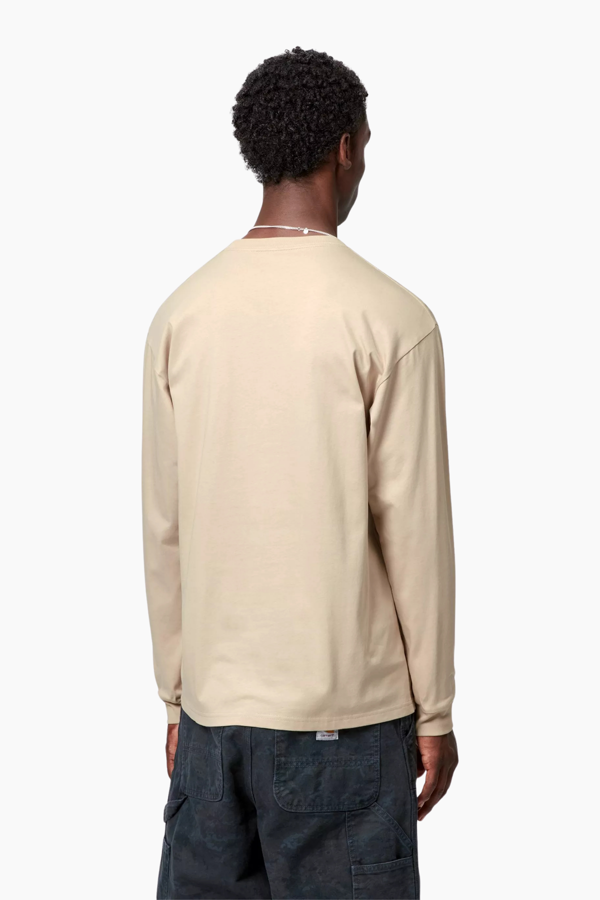 Vista trasera de camiseta Carhartt WIP L/S Chase Fleur de Sel para hombre con ajuste holgado y manga larga