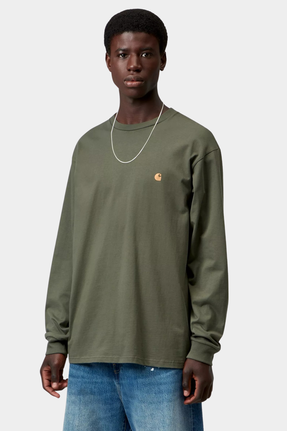 Camiseta Chase manga larga Carhartt WIP para hombre en verde Leaf con pequeño logo C dorado bordado en el pecho