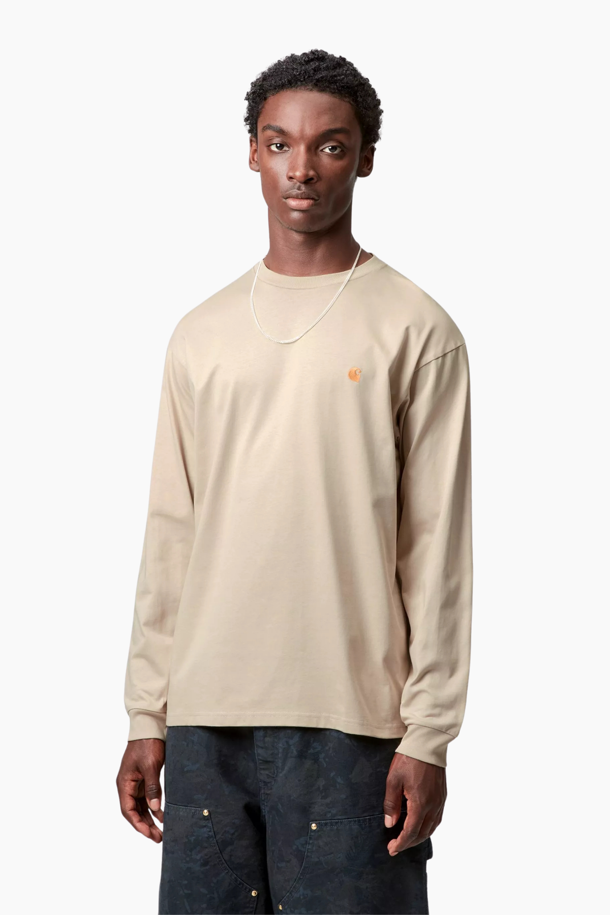 Camiseta Chase manga larga Carhartt WIP para hombre en color Fleur de Sel con logo C dorado bordado en el pecho