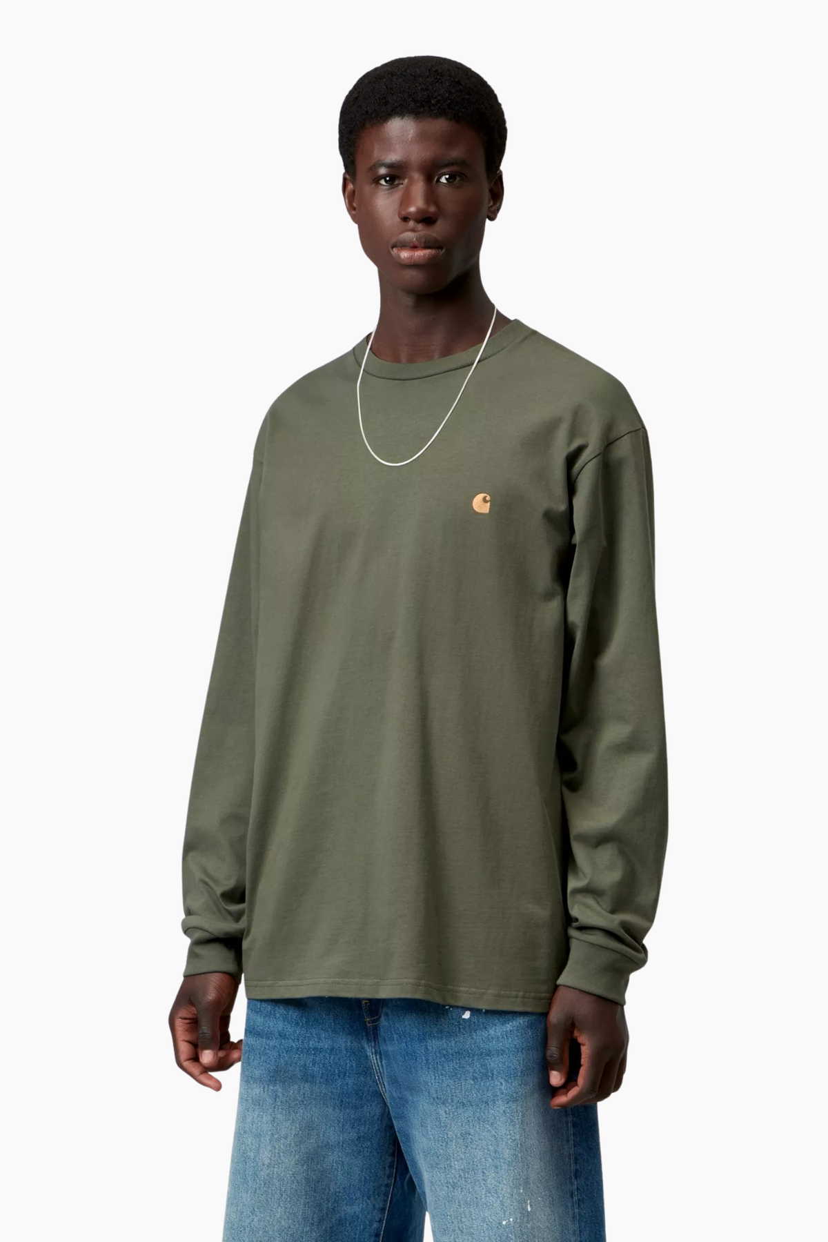 Camiseta Chase manga larga Carhartt WIP para hombre en verde Leaf con pequeño logo C dorado bordado en el pecho