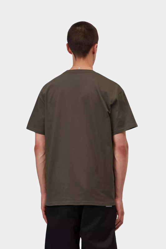 Vista trasera de la camiseta Carhartt WIP S/S Chase Shungite para hombre, de manga corta y corte holgado