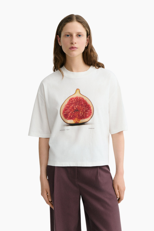 Camiseta oversize Lena Figa de Thinking Mu para mujer en algodón orgánico blanco con estampado de higo en el frontal.