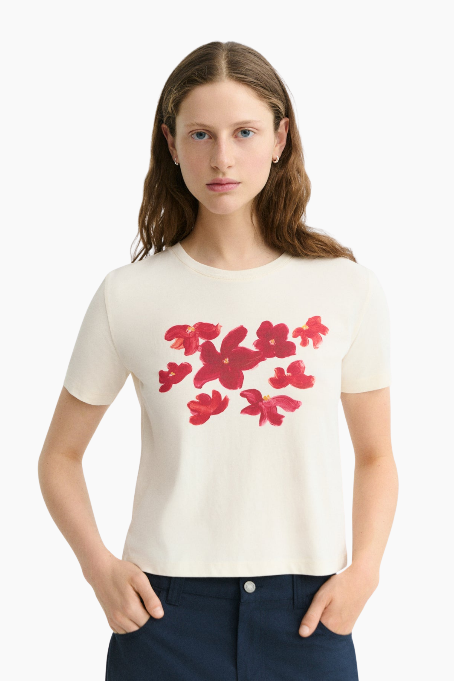 Camiseta Red Garden Zowie de Thinking Mu para mujer en algodón orgánico con estampado de flores rojas