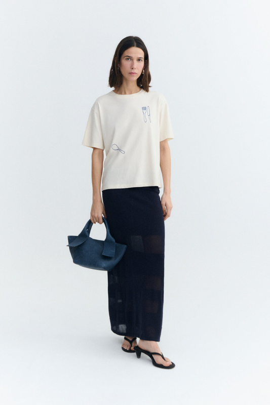 Camiseta ecru Thinking Mu con bordado de cubiertos en algodón orgánico corte regular mujer