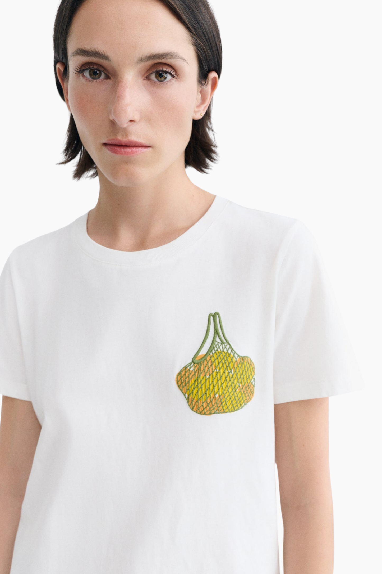 Detalle del bordado de limones en la camiseta Limes Ida de Thinking Mu confeccionada en algodón orgánico