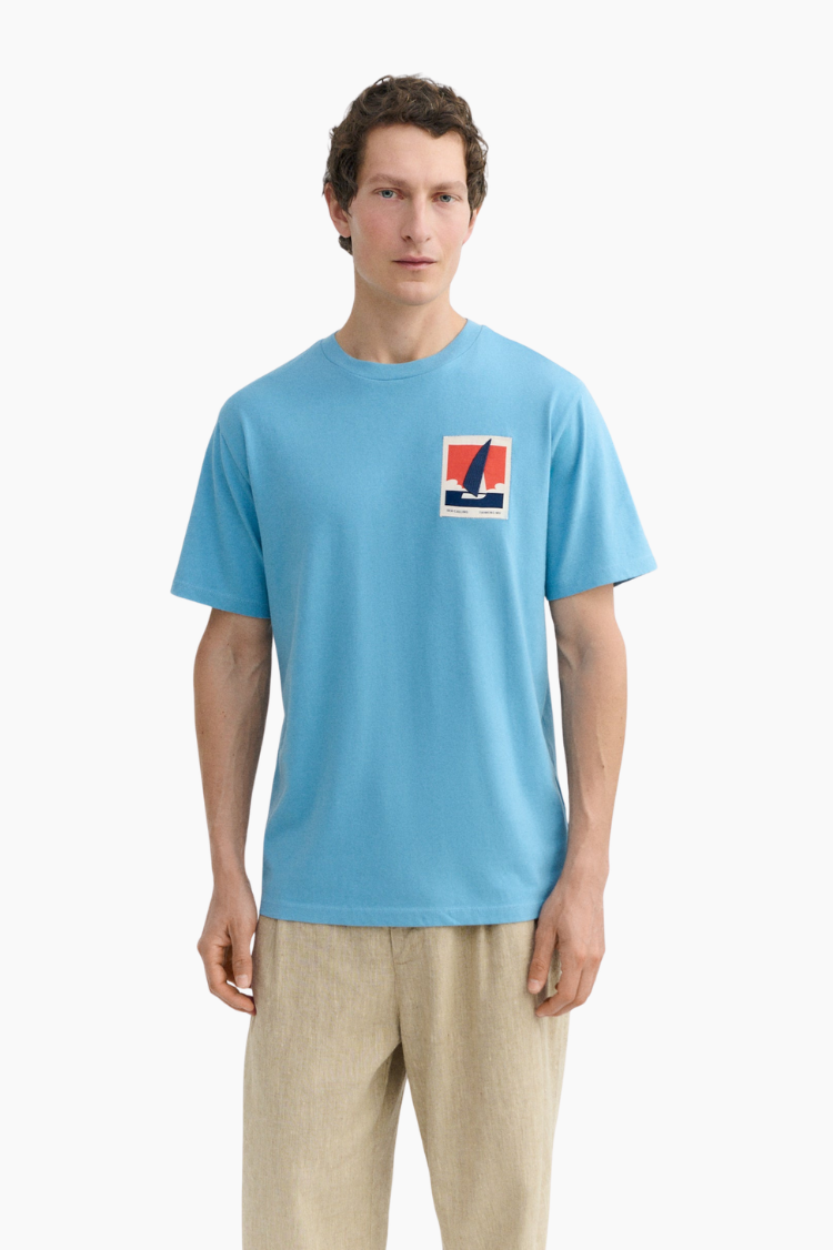 Camiseta Thinking Mu Optimist Zach azul con patch en el pecho