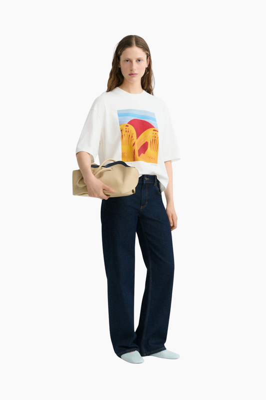 Camiseta blanca oversize Yosigo Lena de Thinking Mu para mujer con colaboración del fotógrafo español Yosigo