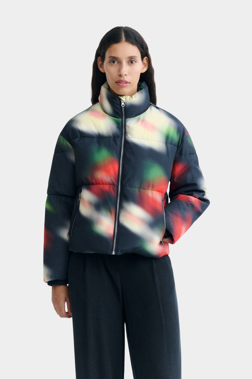 Chaqueta acolchada Gemma Bloom de Thinking Mu para mujer con estampado multicolor sobre fondo oscuro