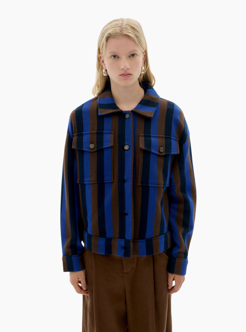 Chaqueta Frans Totenham de Thinking Mu con rayas azules en algodón orgánico