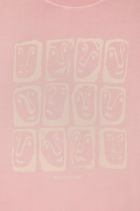 Detalle del gráfico frontal tonal de la sudadera Monster Moodboard de Bobo Choses en rosa claro y algodón reciclado