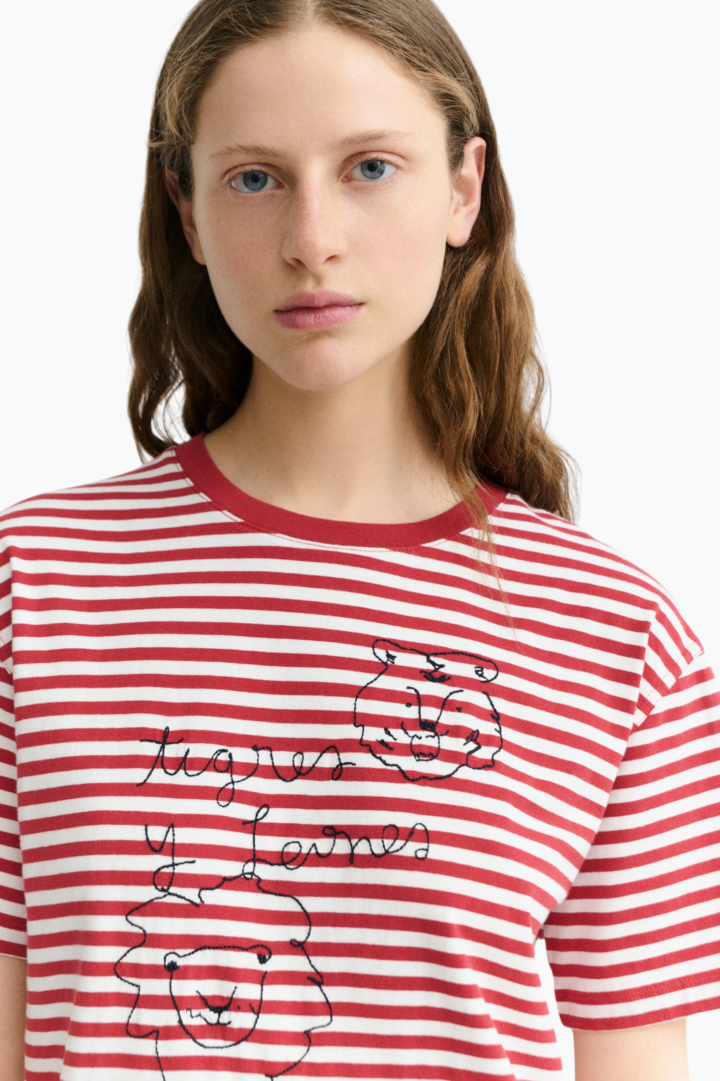 Detalle de tigres y leones bordados a mano en la camiseta Lucia de Thinking Mu con rayas rojas y blancas