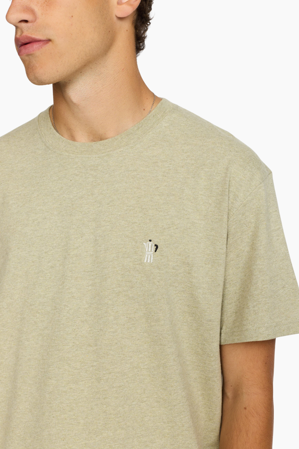 Detalle de la pequeña cafetera italiana bordada en la camiseta 1449 BIA Light Green de Revolution para hombre
