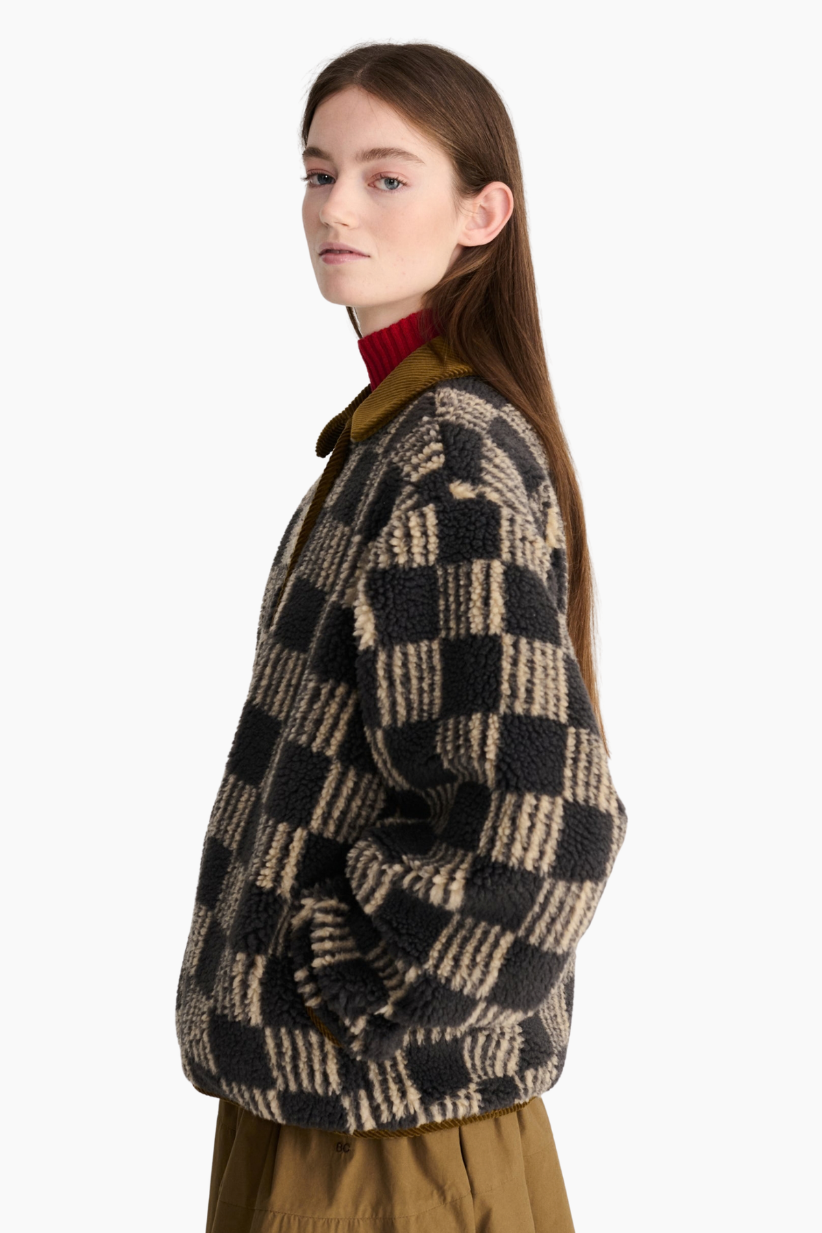 Detalle de la chaqueta sherpa Almost Moiré de Bobo Choses con textura suave, cuadros y ribetes en contraste