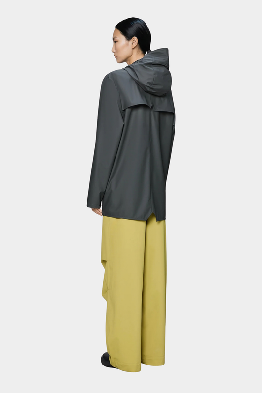 Vista trasera del chubasquero Rains Jacket Dark Grey con canesú ventilado y bajo tipo cola de pez