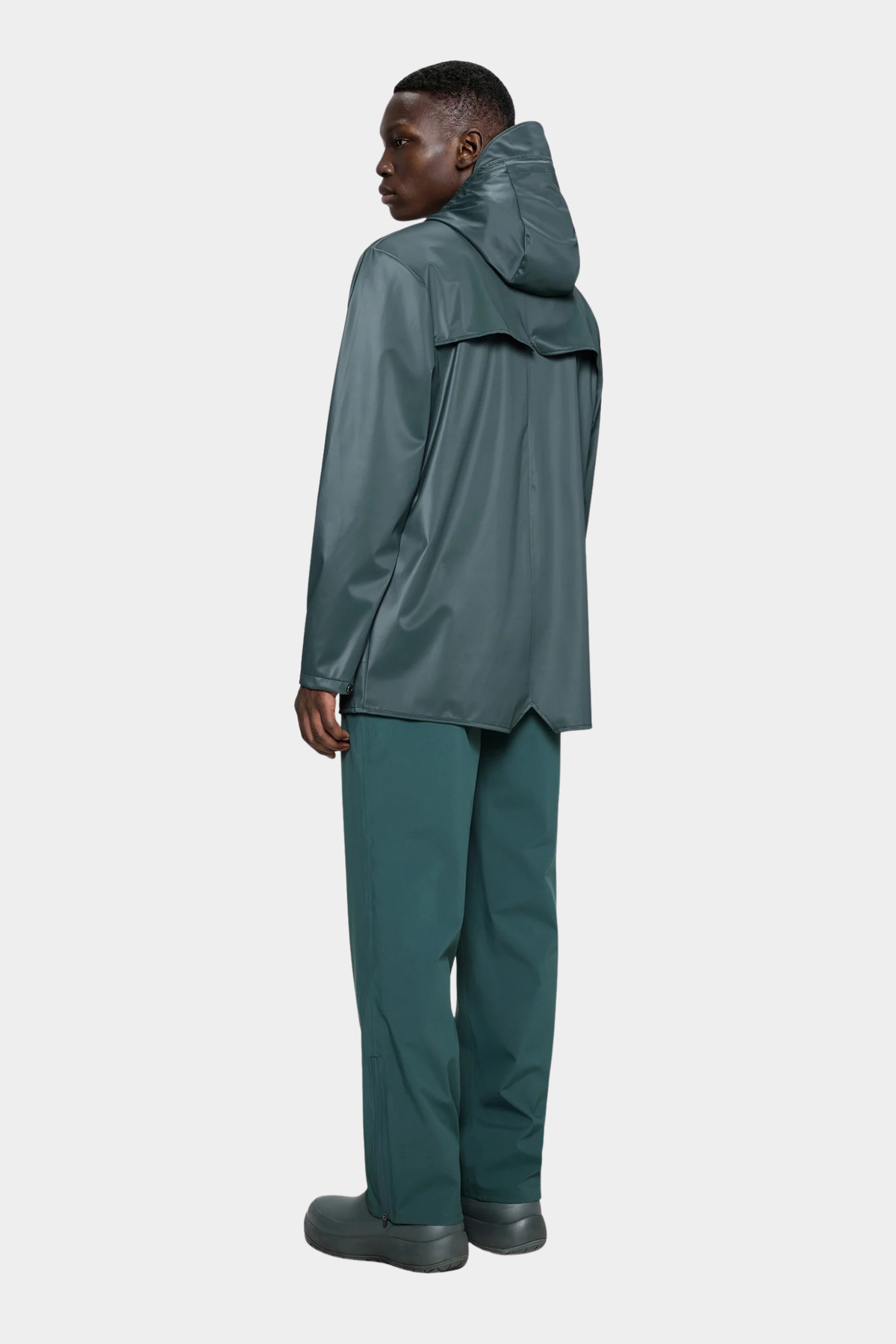 Vista trasera del chubasquero Rains Jacket Mystique con ventilación oculta y bajo tipo cola de pez