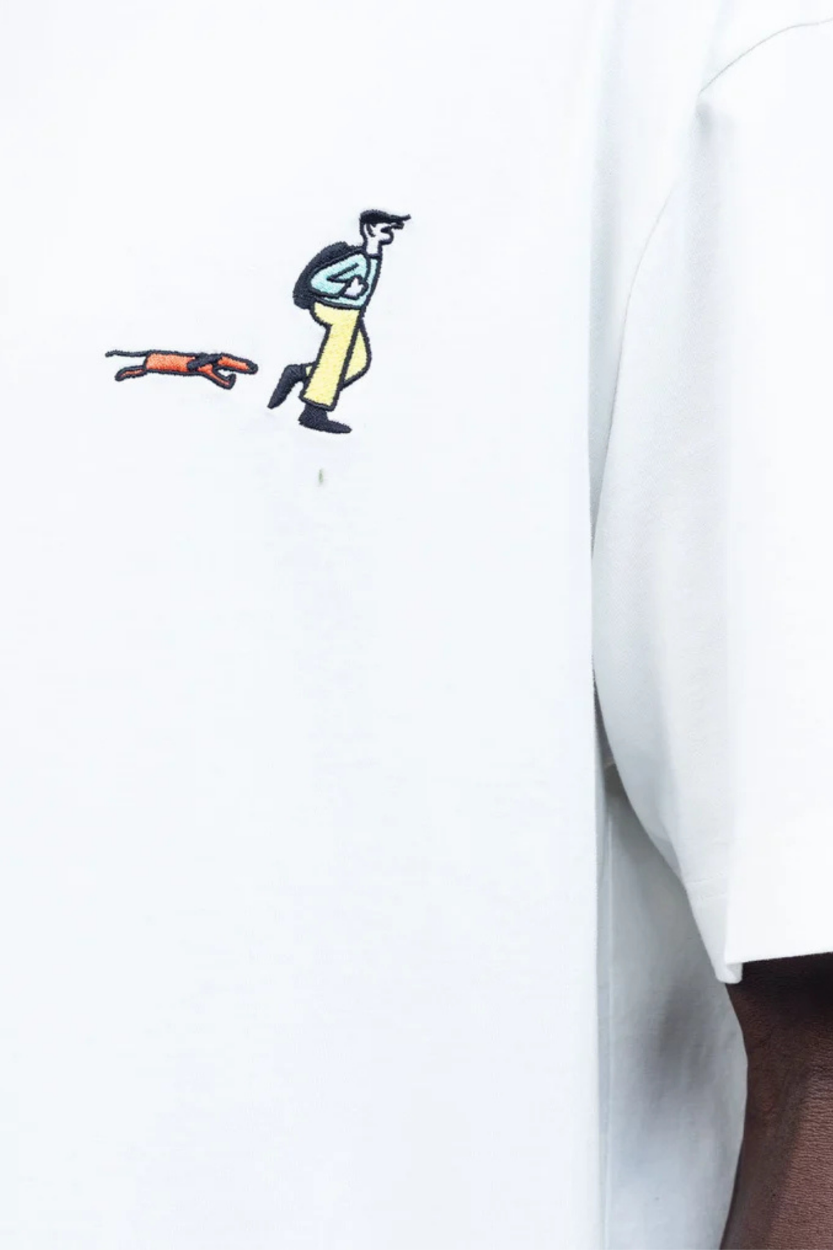 Detalle de la ilustración frontal de Simon Landrein en la camiseta Neighbourhood de OLOW de algodón orgánico
