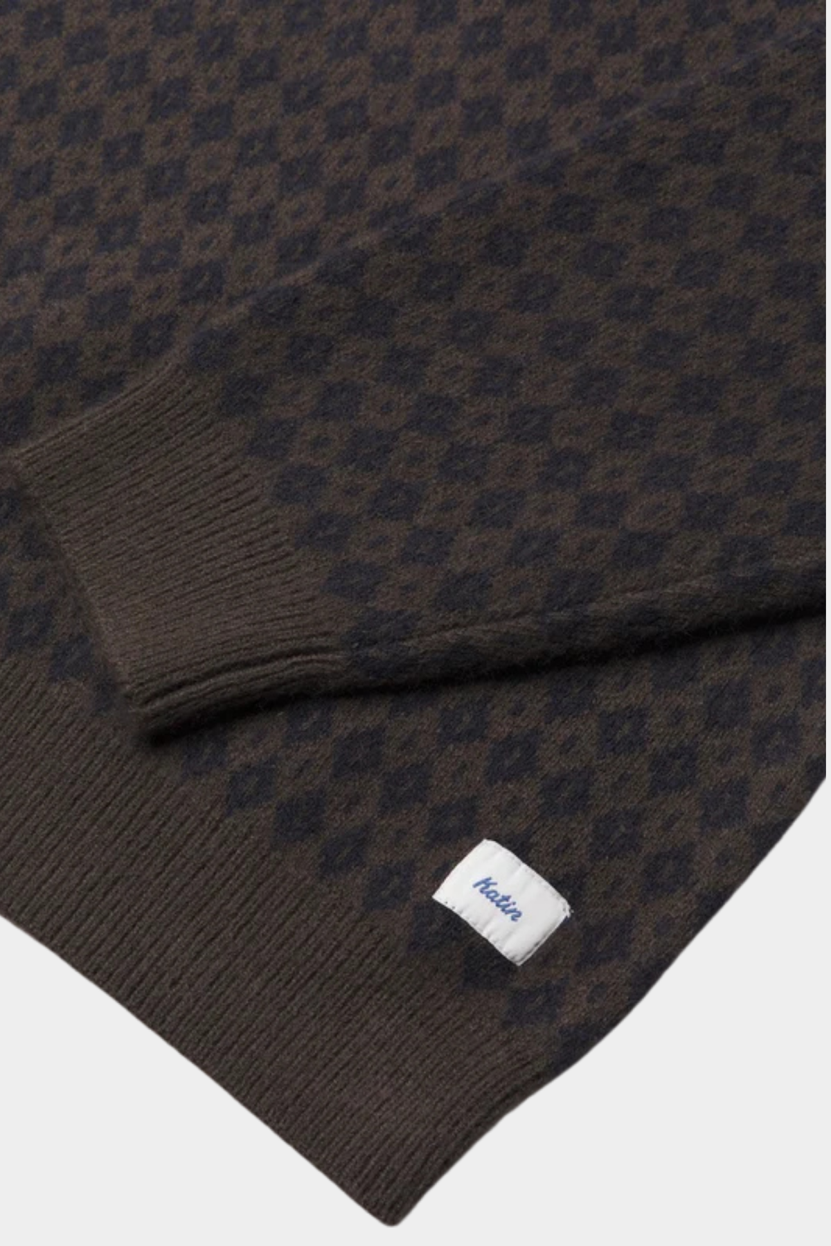 Detalle del jersey Check de Katin USA con punto suave, dibujo de rombos Gray Navy y etiqueta tejida de la marca