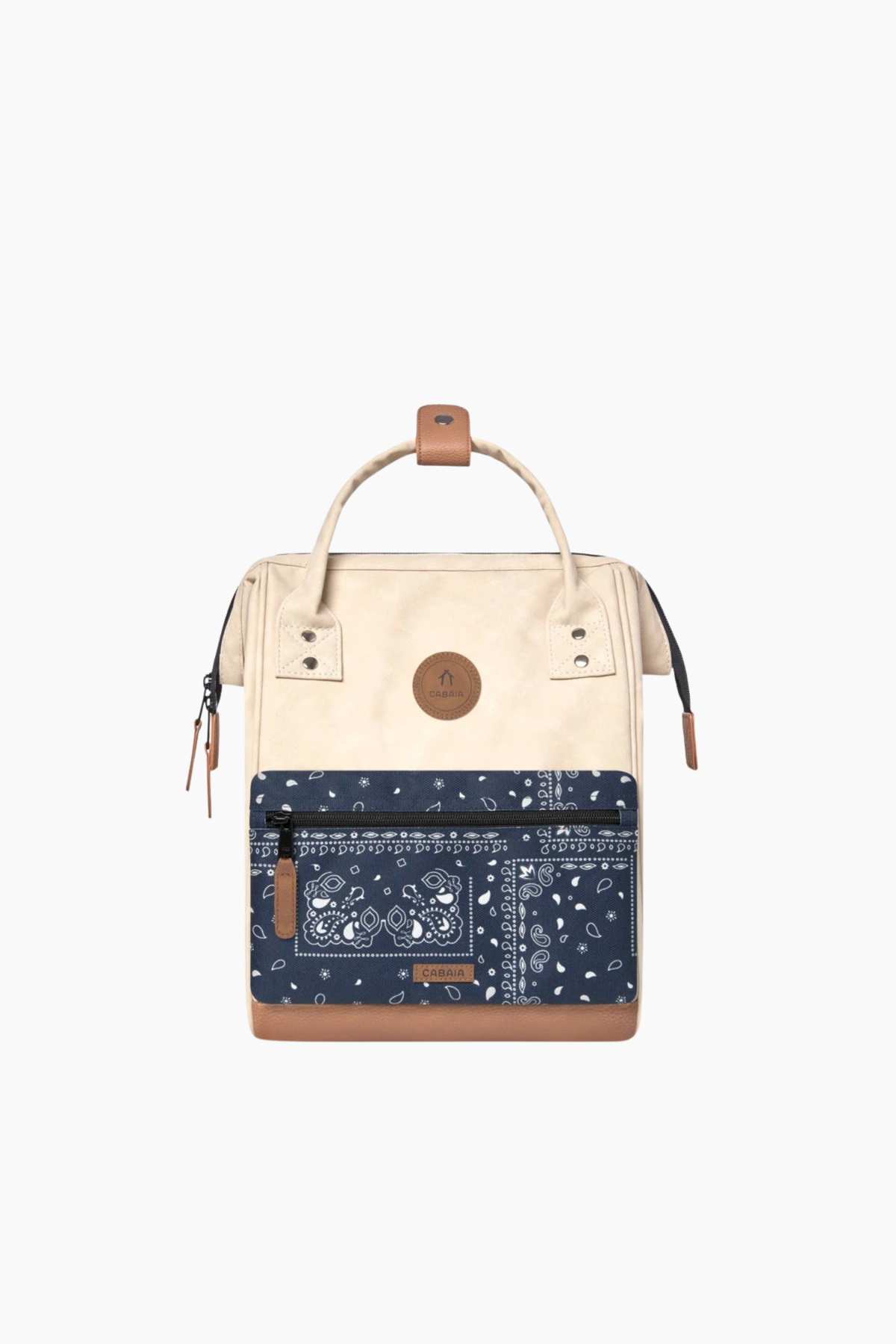 Detalle de mochila Cabaïa Andenne crema con bolsillo frontal intercambiable de estampado bandana azul marino