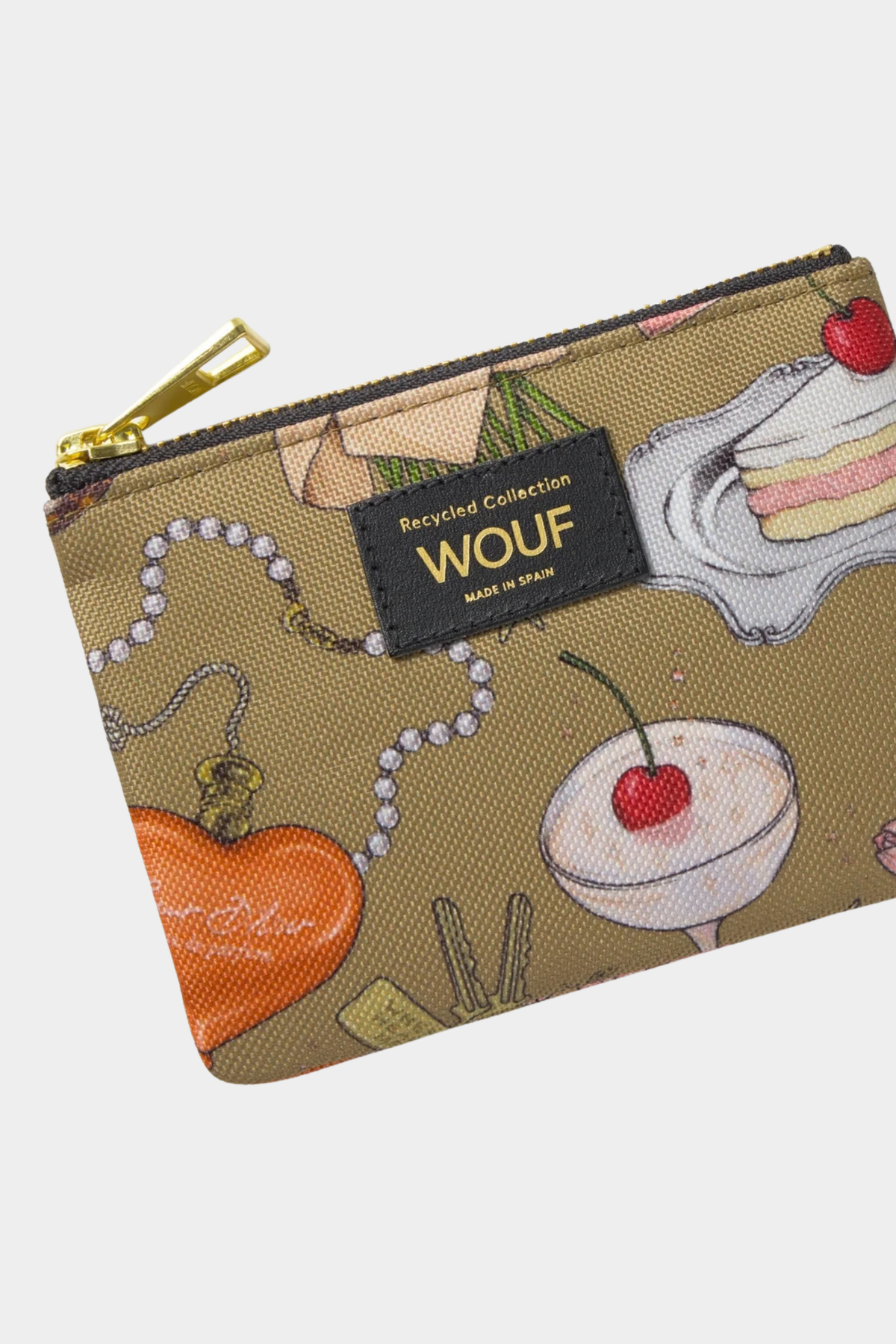 Detalle del monedero Wouf Tender con estampado multicolor sobre fondo caqui, etiqueta frontal y tirador dorado