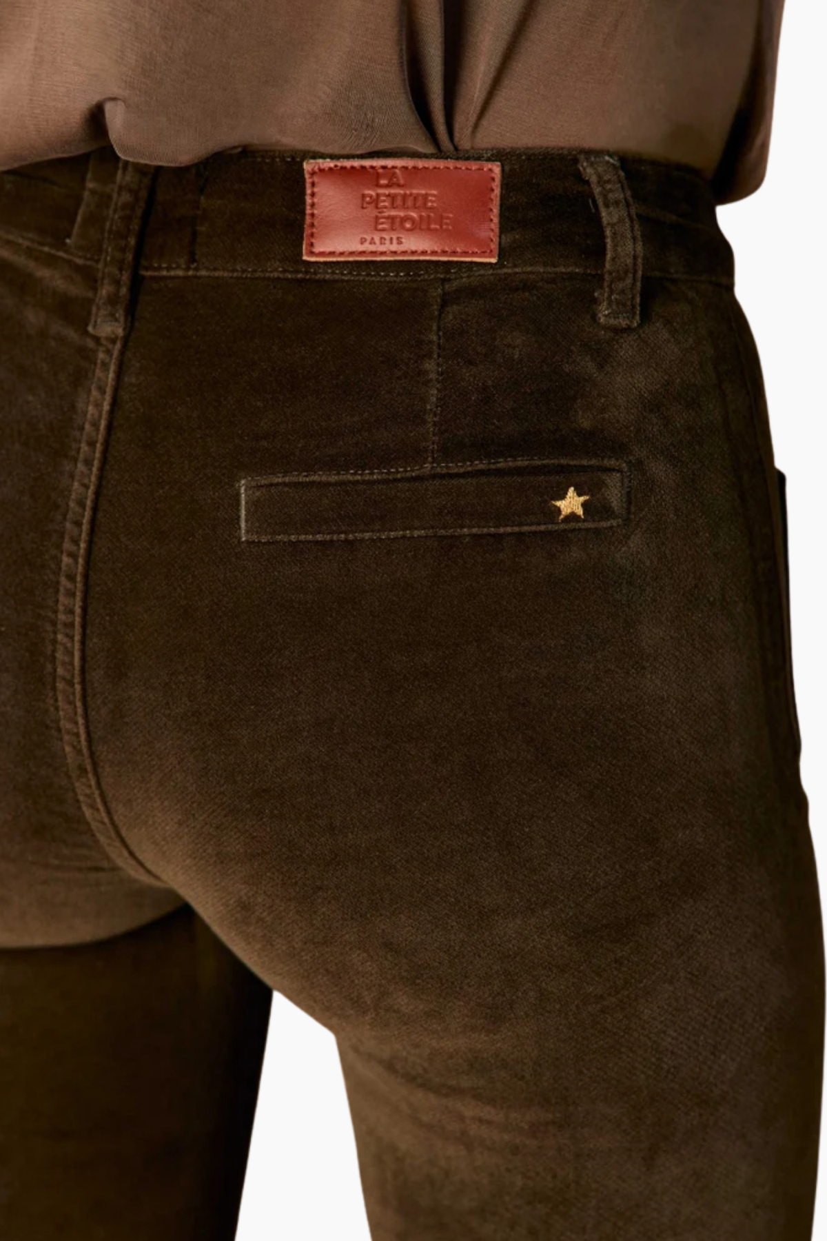 Detalle del pantalón Sonny kaki de La Petite Étoile con cintura alta, tejido de algodón y bolsillos de parche
