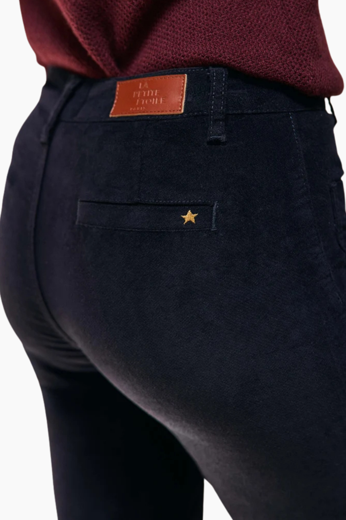 Detalle del pantalón Sonny azul marino de La Petite Étoile con cintura alta y bolsillos de parche delanteros