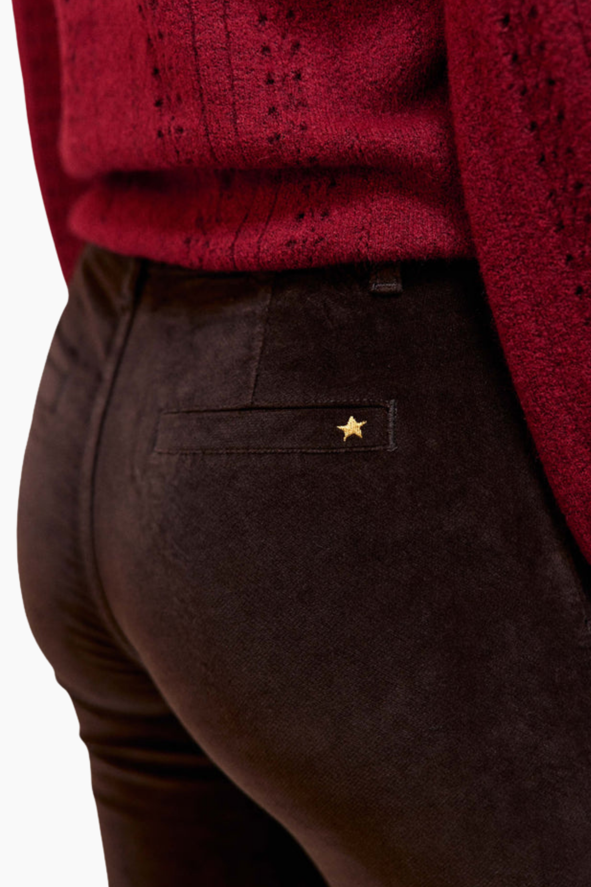 Detalle del pantalón Sonny marrón de La Petite Étoile con cintura alta y bolsillos de parche delanteros