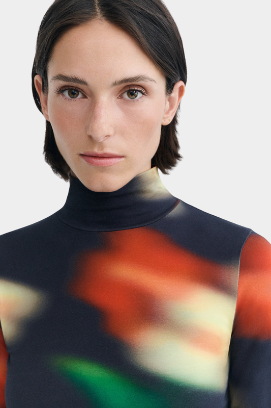 Detalle del top Ellen Bloom de Thinking Mu en algodón orgánico elástico con estampado único y cuello alto