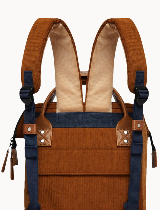 Detalle trasero de la mochila Cabaïa Adventurer Small Canton con bolsillo oculto y correas acolchadas