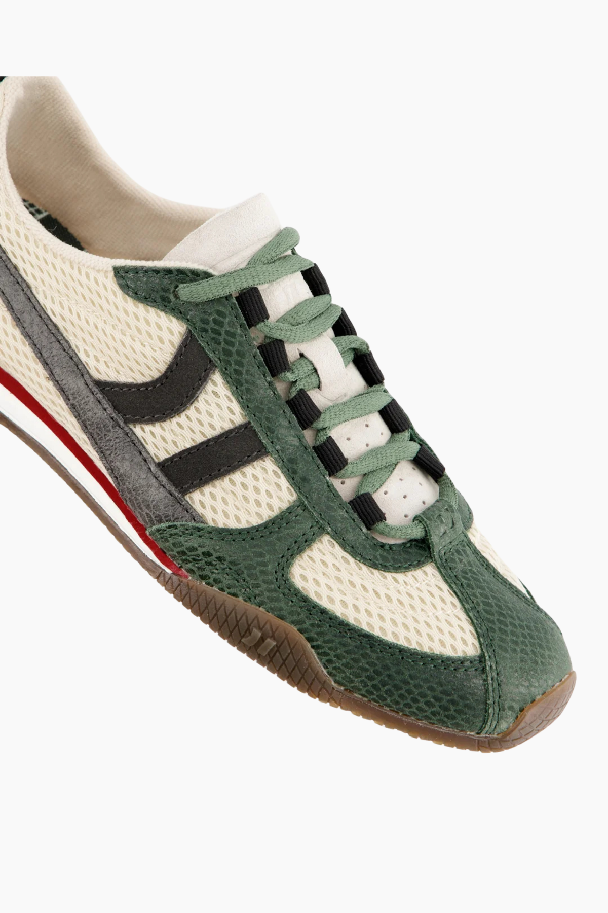 Detalle de las zapatillas Coolway Nilo Jungle Green con malla transpirable, refuerzos de serraje y suela de goma