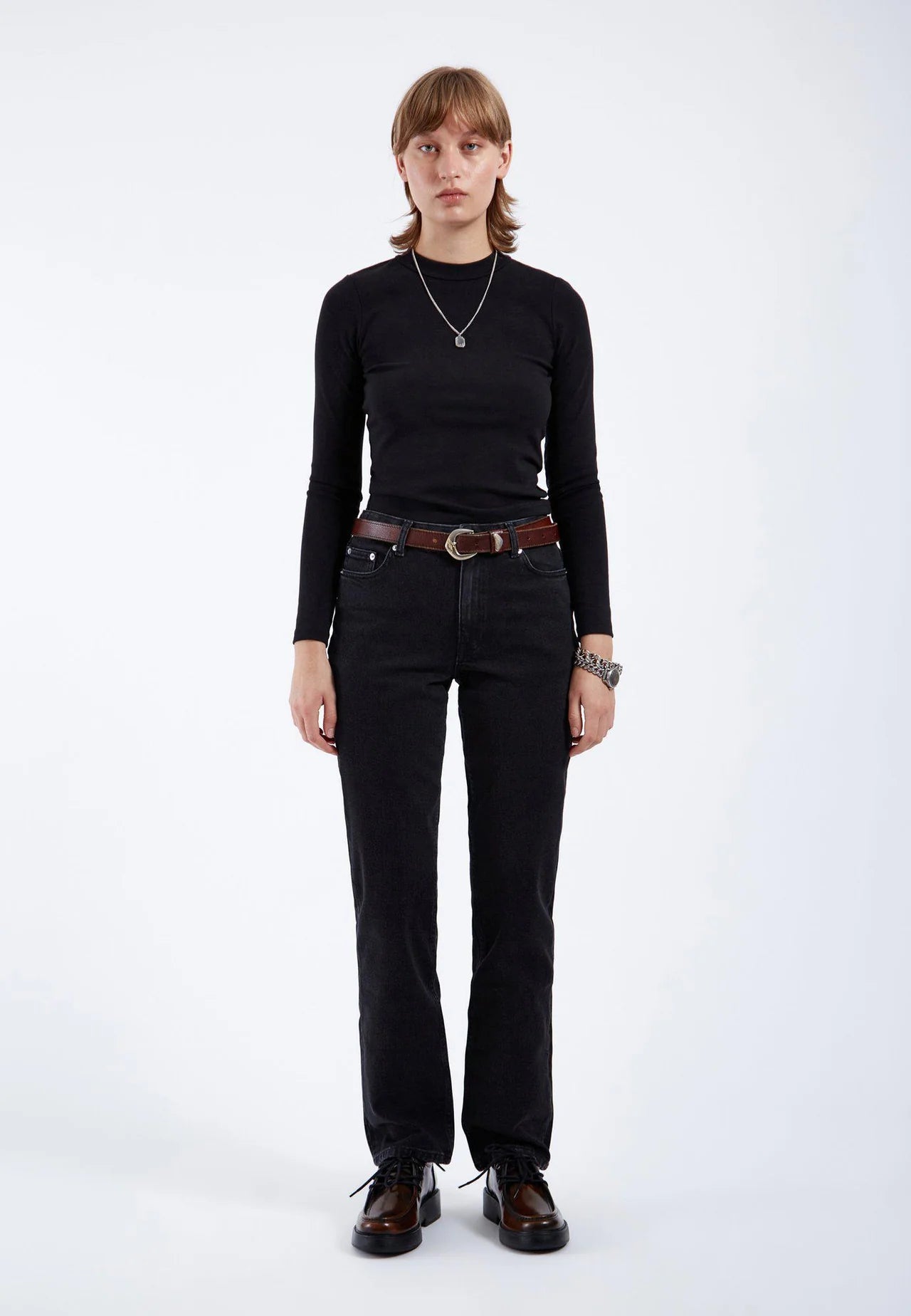 Jeans Dr. Denim Arch mujer, Tar Black Used, tiro medio y pierna recta, 99% algodón 1% elastano.
