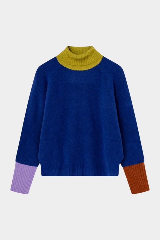 Jersey Giggle Azul Marino de Dr Bloom puesto en mujer con corte relajado y contrastes de color en cuello y puños