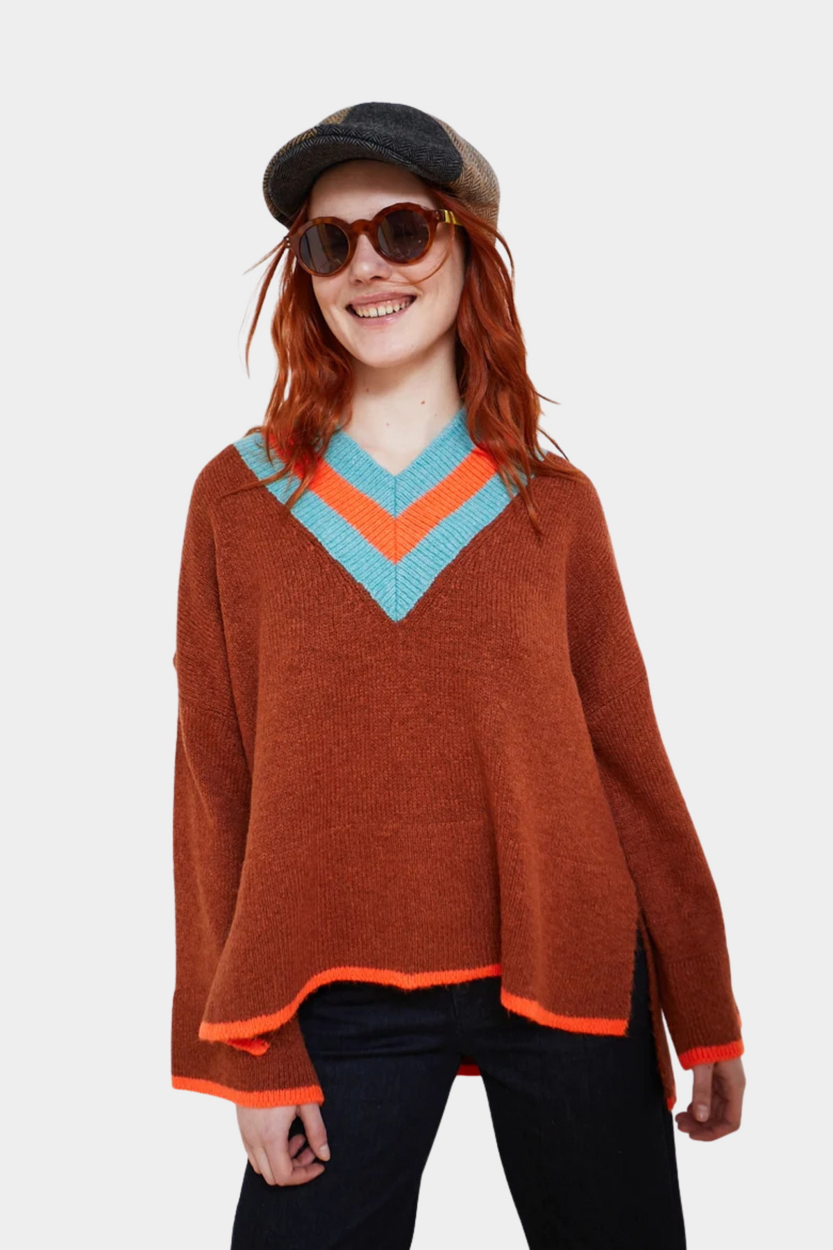 Jersey Hug de Dr Bloom para mujer en marrón chocolate con escote de pico azul cielo y naranja flúor