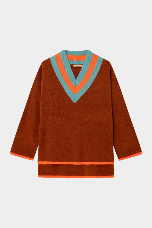 Jersey Hug Marrón de Dr Bloom puesto en mujer con corte oversize, bajo asimétrico y remates flúor