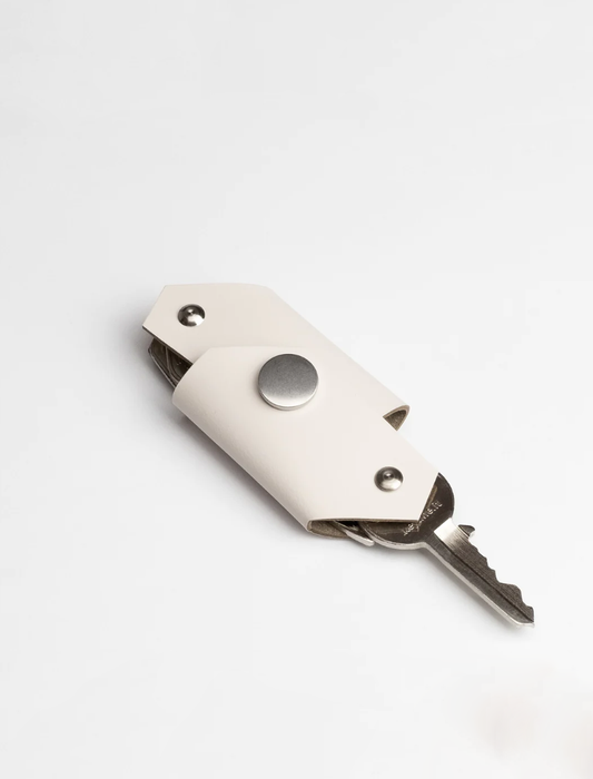 Llavero Keyfolder Light Grey de Lemur en cuero reciclado mate