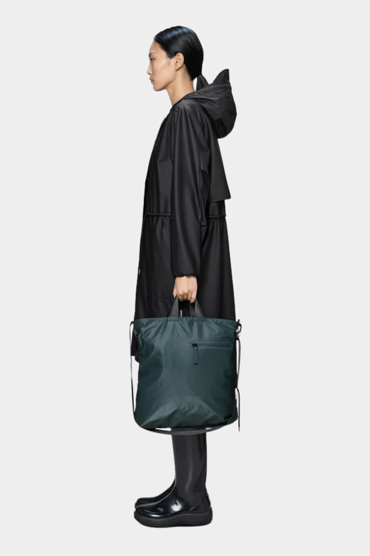 Bolso Rains Dash Tote Mystique llevado al hombro, con formato amplio y ligero para oficina, viajes o uso diario